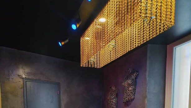 Een moderne zithoek met een bank, een salontafel en decoratieve muurkunst.