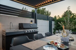 Outdoor dining - Villa Carrara Zadarvillas (Pakostane)