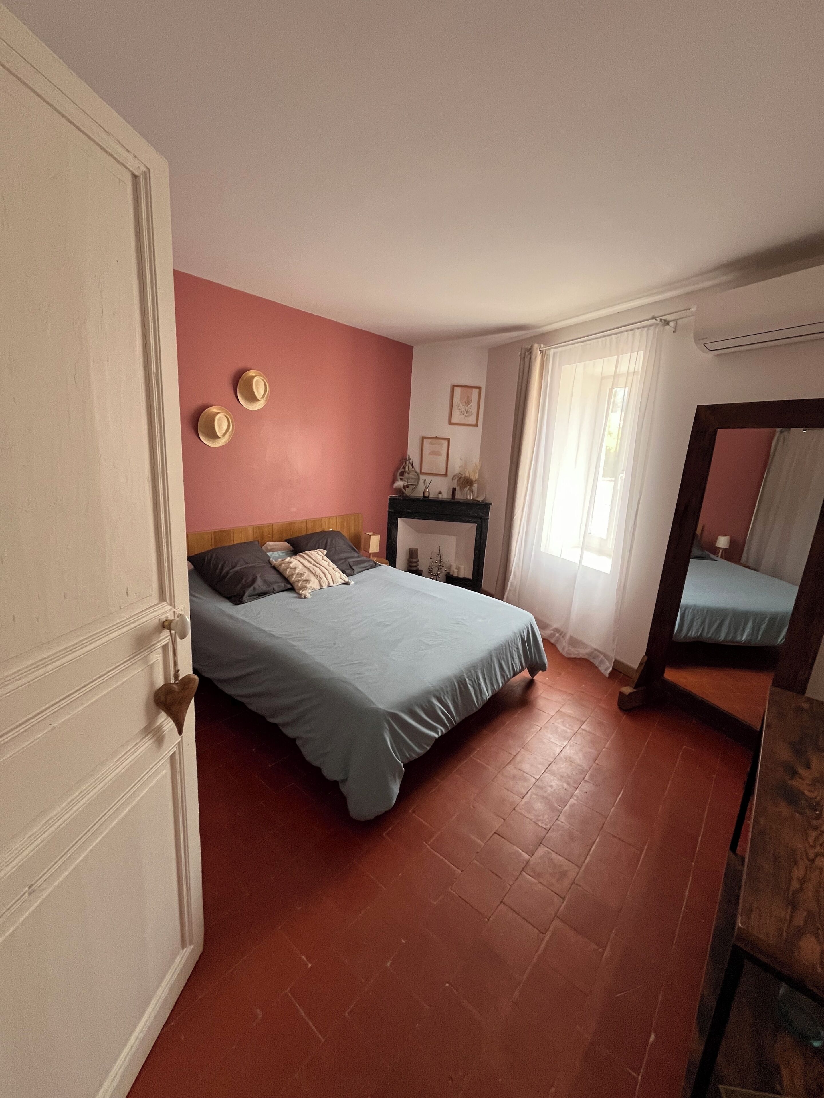 Iron/ironing board, bed sheets