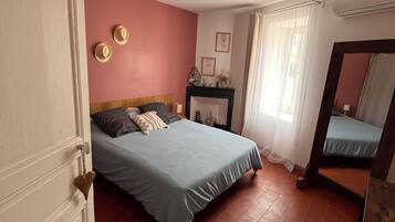 Iron/ironing board, bed sheets