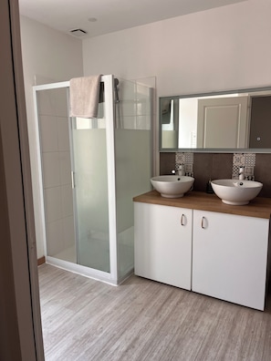 Shower, hair dryer, towels, toilet paper - Vrbo Property (Clermont-l'Hérault)