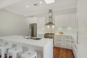 Classic House, 4 Bedrooms | Private kitchen - Dubbo 4BR Retreat with Kitchen & Patio (Dubbo)