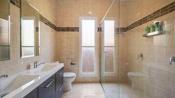 Classic House, 4 Bedrooms | Bathroom