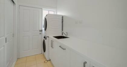 Dubbo 4BR Retreat with Kitchen & Patio