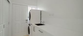 Dubbo 4BR Retreat with Kitchen & Patio