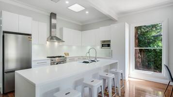 Classic House, 4 Bedrooms | Private kitchen