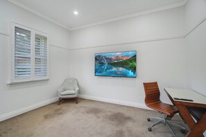Classic House, 4 Bedrooms | Interior - Dubbo 4BR Retreat with Kitchen & Patio (Dubbo)