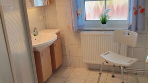 Dusche, Haartrockner, Handtücher