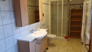 Dusche, Haartrockner, Handtücher