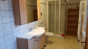 Dusche, Haartrockner, Handtücher