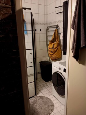 Shared Dormitory, 1 Bedroom | Laundry - Room-room in Apartment Within Walking di (Gothenburg)