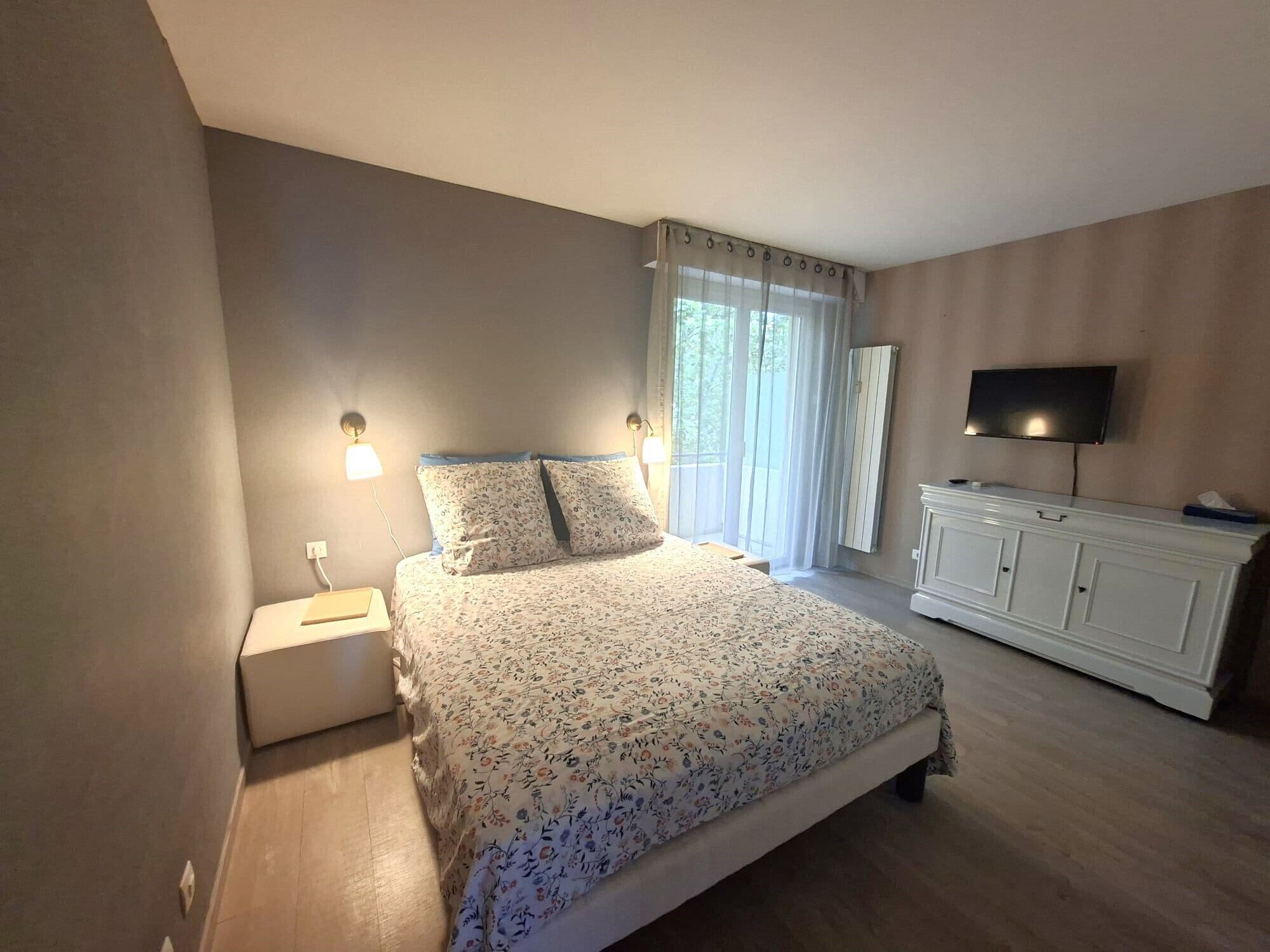1 slaapkamer, een strijkplank/strijkijzer, gratis wifi, beddengoed
