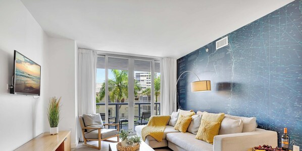 TV, offices - Cozy 1BR-  Intracoastal View  -Resort Pool (Hallandale Beach)