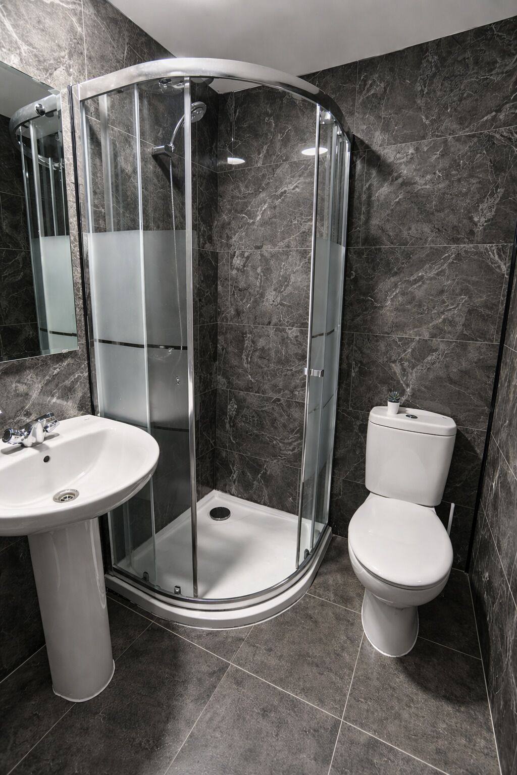 Serviettes fournies, savon, papier toilette