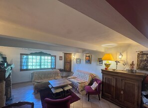Smart TV, DVD player, books - Charming house in Esparron de verdon, at the foot of the castle, overlooking the village. (Esparron-de-Verdon)