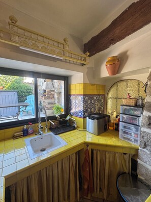 Fridge, microwave, oven, stovetop - Charming house in Esparron de verdon, at the foot of the castle, overlooking the village. (Esparron-de-Verdon)