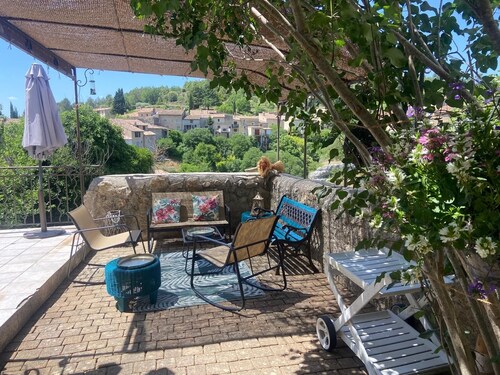 Maison de charme sur Esparron de verdon, au pied du château, vue sur le village.