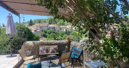 Maison de charme sur Esparron de verdon, au pied du château, vue sur le village.