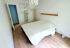 2 bedrooms, iron/ironing board, bed sheets
