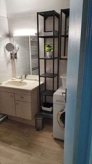 Bathroom - Vrbo Property (Bayonne)