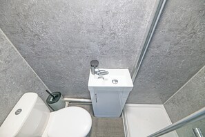 Shower, towels, toilet paper - Glendale House by Guestz (Lytham-St-Annes)