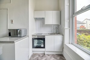 Fridge, microwave, electric kettle, toaster - Glendale House by Guestz (Lytham-St-Annes)