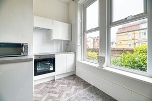 Jääkaappi, mikroaaltouuni, vedenkeitin, leivänpaahdin