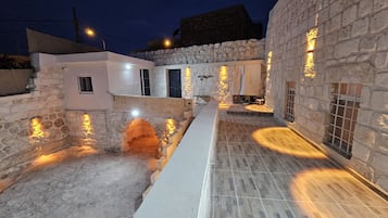 Camera familiare, vista cortile | Terrazza/patio