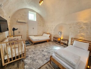 Chambre Familiale, vue cour intérieure | Rideaux occultants, fer et planche à repasser
