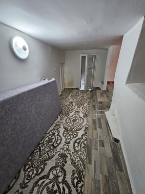 Chambre Familiale, vue cour intérieure | Intérieur