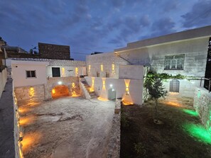Chambre Familiale, vue cour intérieure | Extérieur