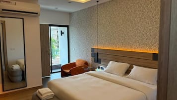 Phòng đơn, ban công, quang cảnh thành phố | Két bảo mật tại phòng, bàn, khu vực làm việc phù hợp cho laptop