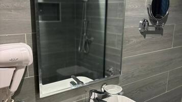 Phòng đơn, ban công, quang cảnh thành phố | Phòng tắm | Buồng tắm vòi sen, đồ dùng nhà tắm miễn phí, máy sấy tóc