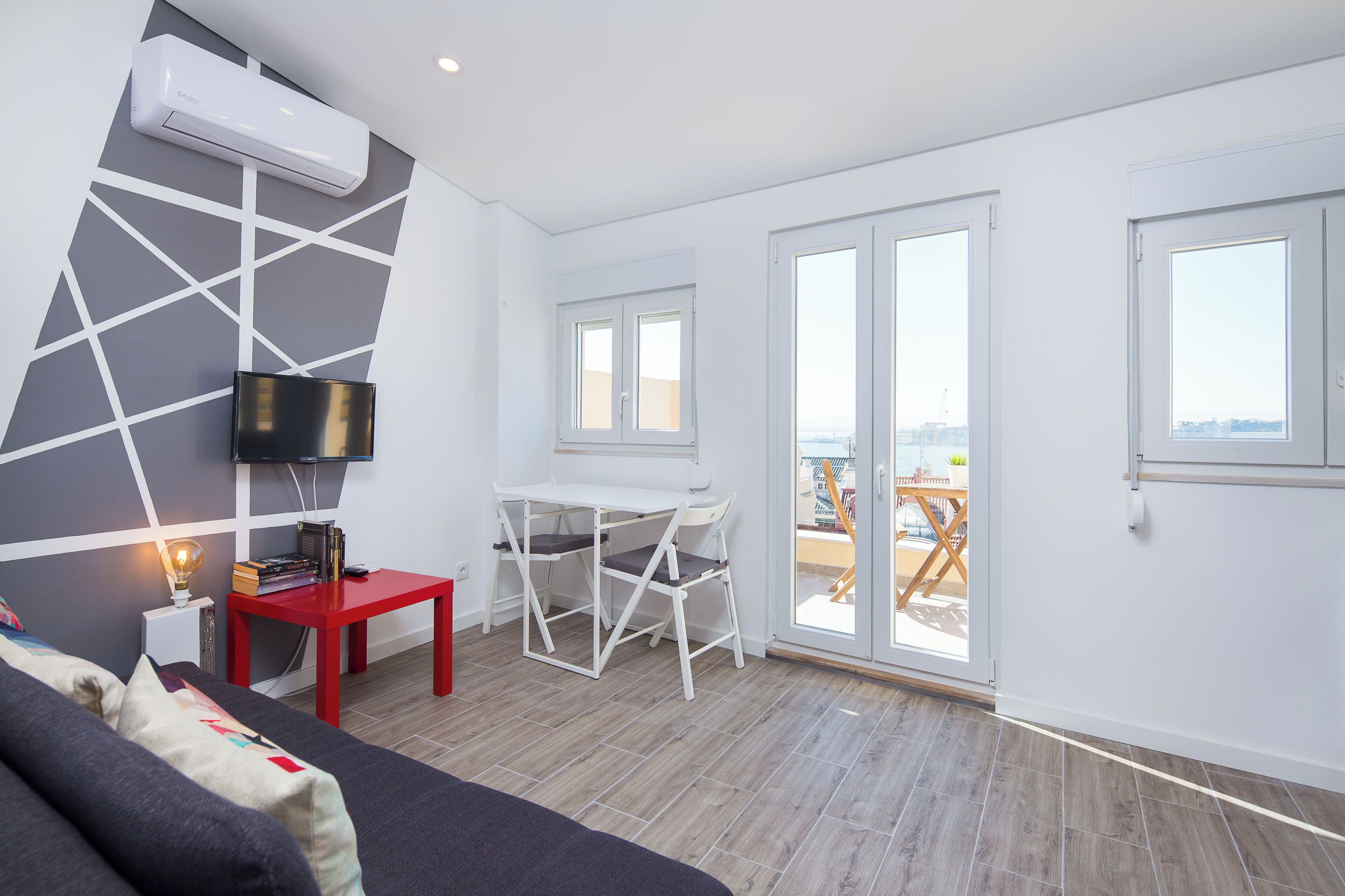 4th floor left with balcony - Varanda dos Golfinhos | Living area | LED TV