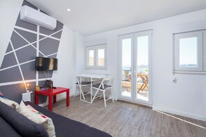 4th floor left with balcony - Varanda dos Golfinhos | منط قة المعيشة | تلفزيون إل إي دي