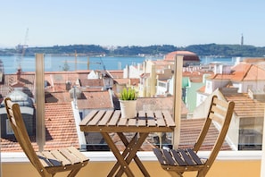 4th floor left with balcony - Varanda dos Golfinhos | Outdoor dining