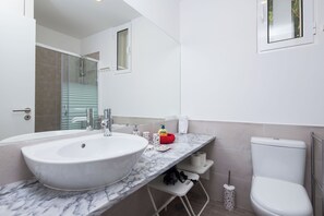 Kahden hengen comfort-huone, jokinäköala | Kylpyhuone | Suihku