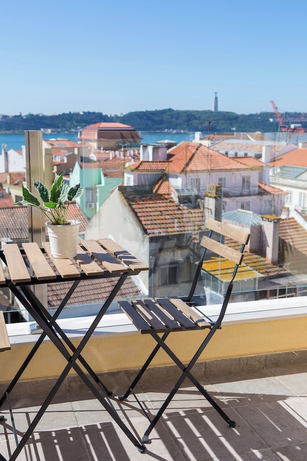 4th floor right with balcony - Varanda do Tejo | Outdoor dining