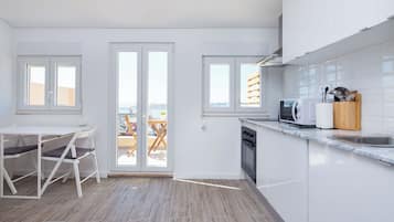 4th floor left with balcony - Varanda dos Golfinhos | Private kitchen | Full-size fridge, microwave, oven, stovetop