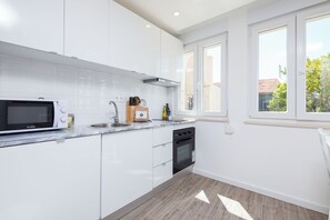 1st floor right - Janelas da Vizinha | Private kitchen | Full-size fridge, microwave, oven, stovetop - Designer Flats in Lapa (Lisbon)