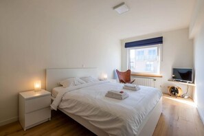 3 bedrooms, desk, iron/ironing board, travel cot - Modern & Large appt (8p.) ocean view & terrace (Brugge)
