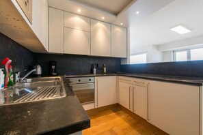 Fridge, microwave, oven, stovetop - Modern & Large appt (8p.) ocean view & terrace (Brugge)