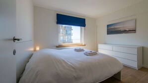 3 soverom, skrivebord, strykejern/-brett og reiseseng for barn
