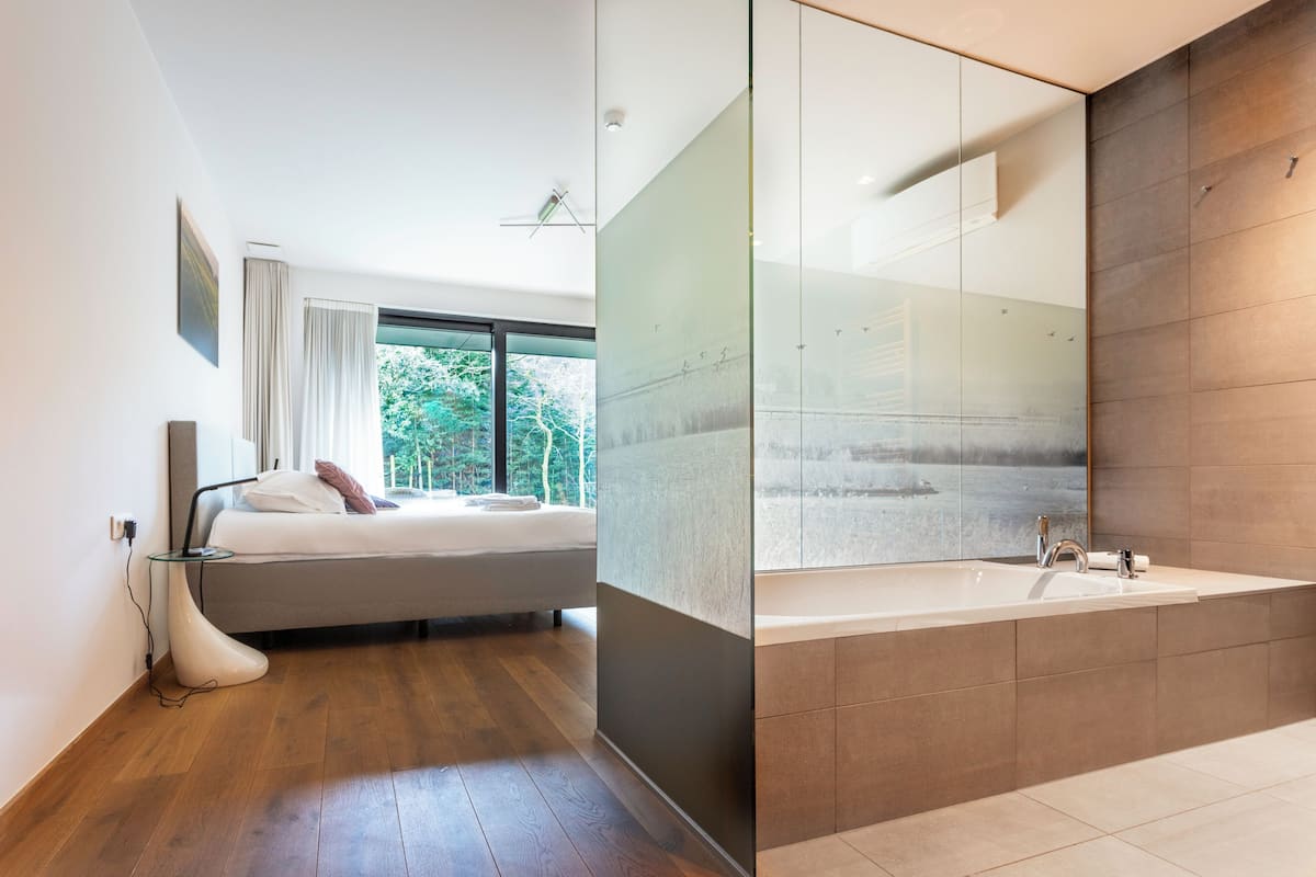 Deluxe Double Room, 1 King Bed, Garden View | In-room safe, desk, laptop workspace, blackout drapes
