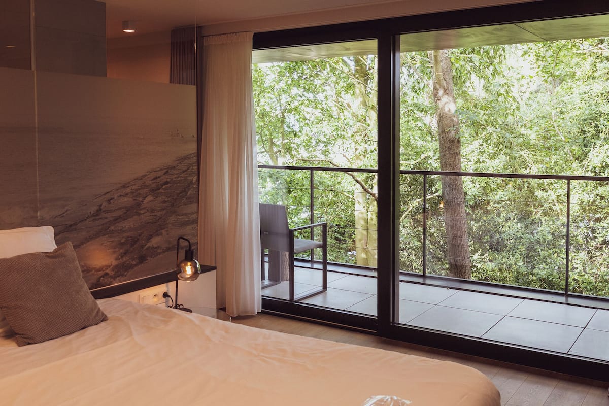 Comfort Double Room | Bar mini, peti besi dalam bilik, meja, ruang kerja komputer riba 
