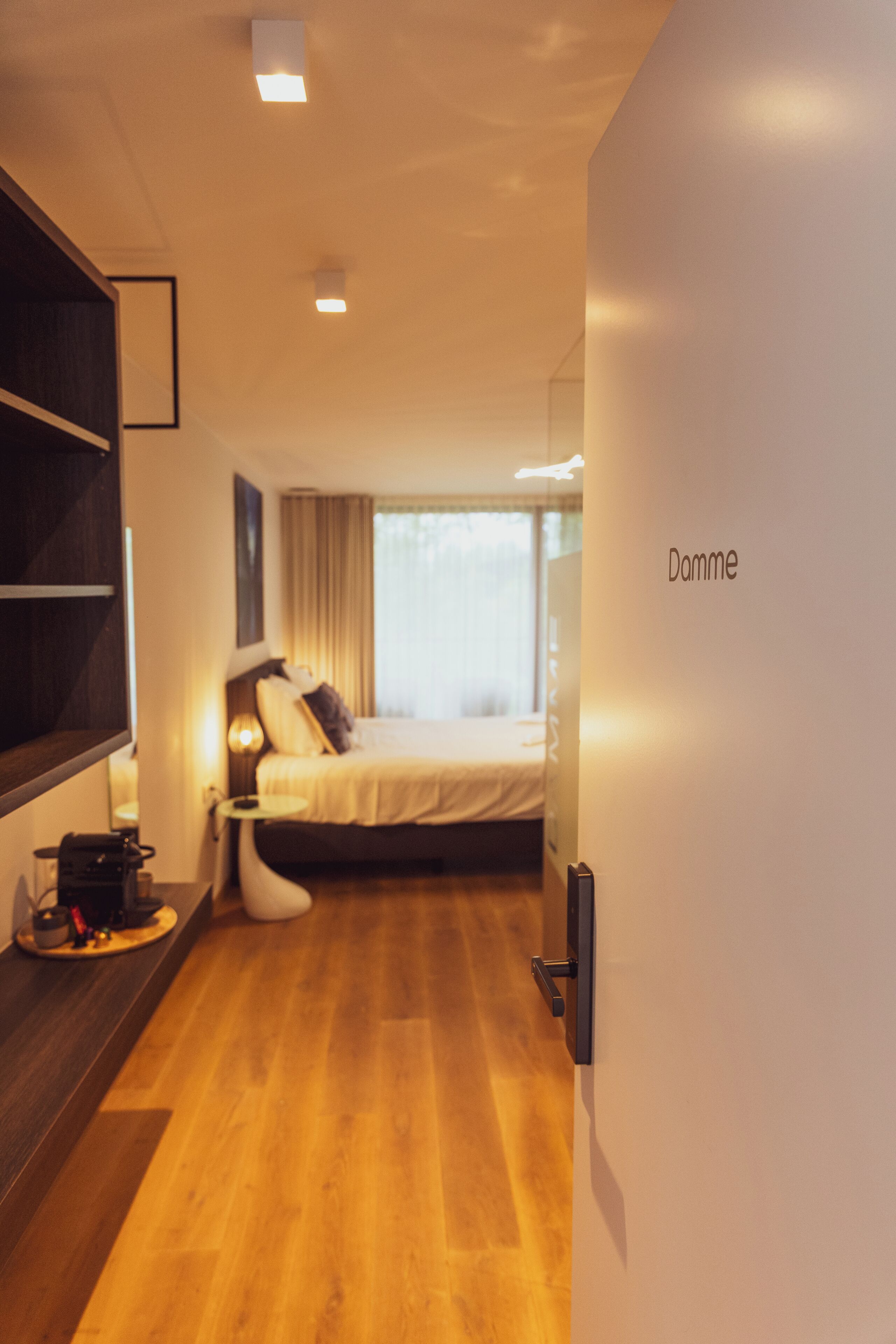 Minibar, caja de seguridad en la habitación y escritorio 