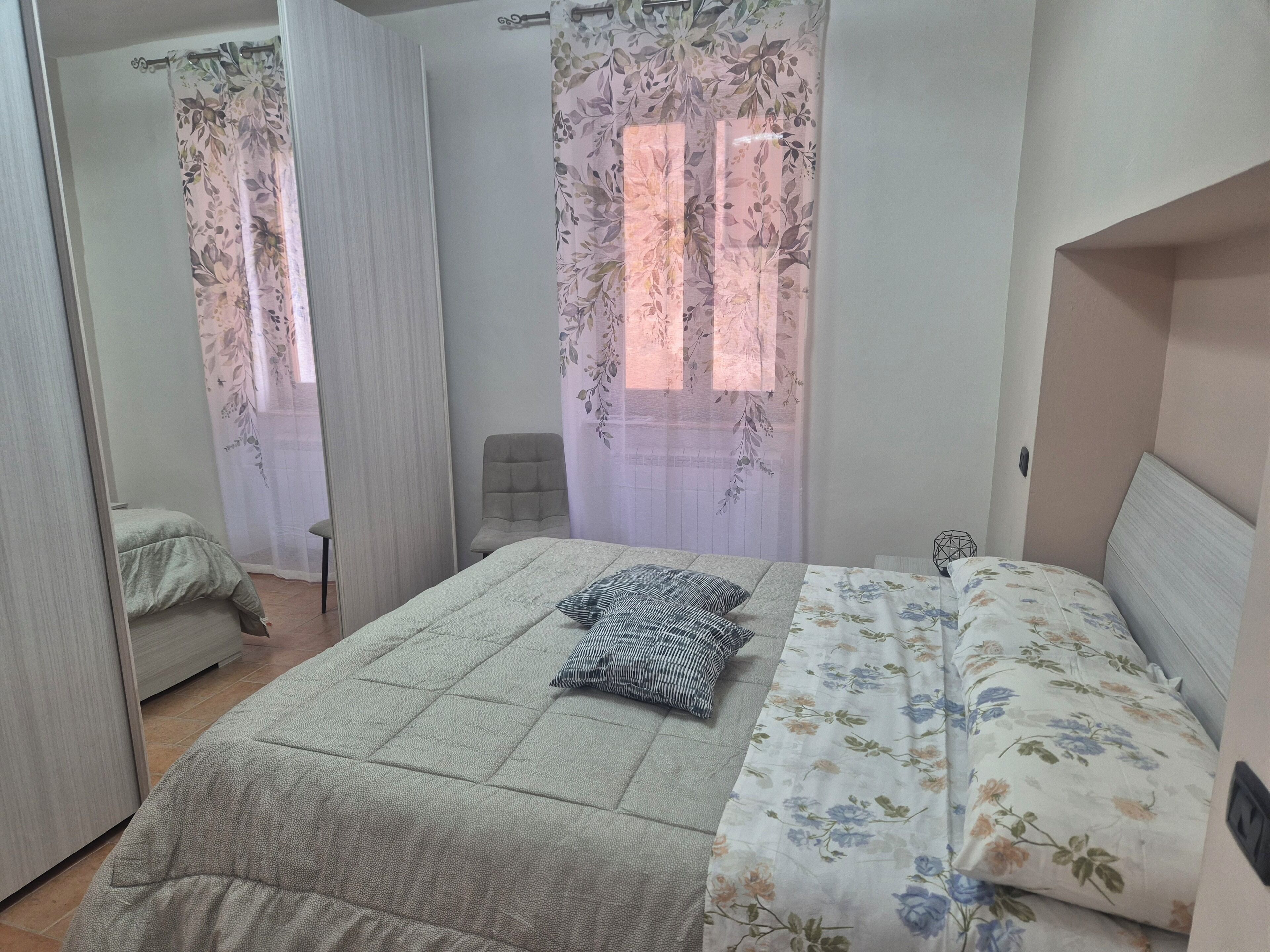 Tabla de planchar con plancha, wifi y ropa de cama 