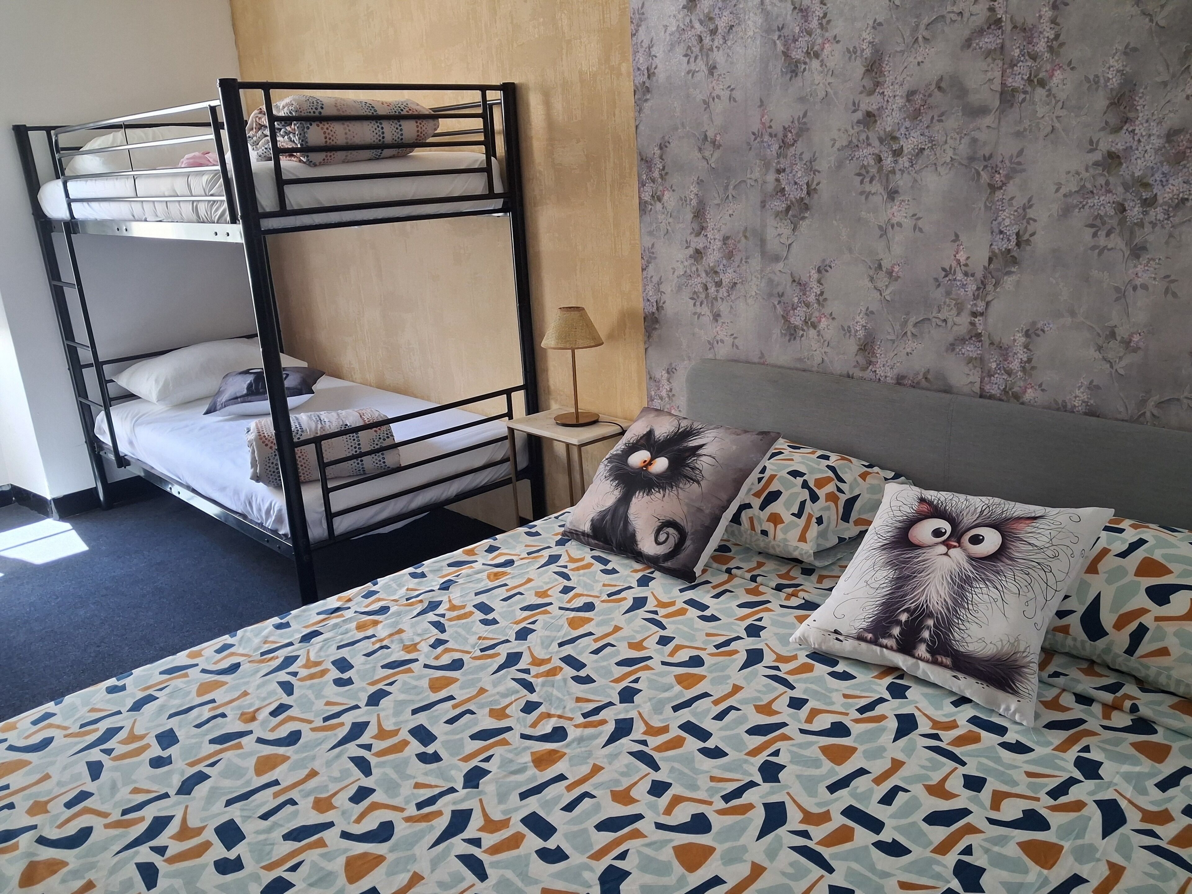 Quadruple Room | Minibar, WiFi (free), bed sheets