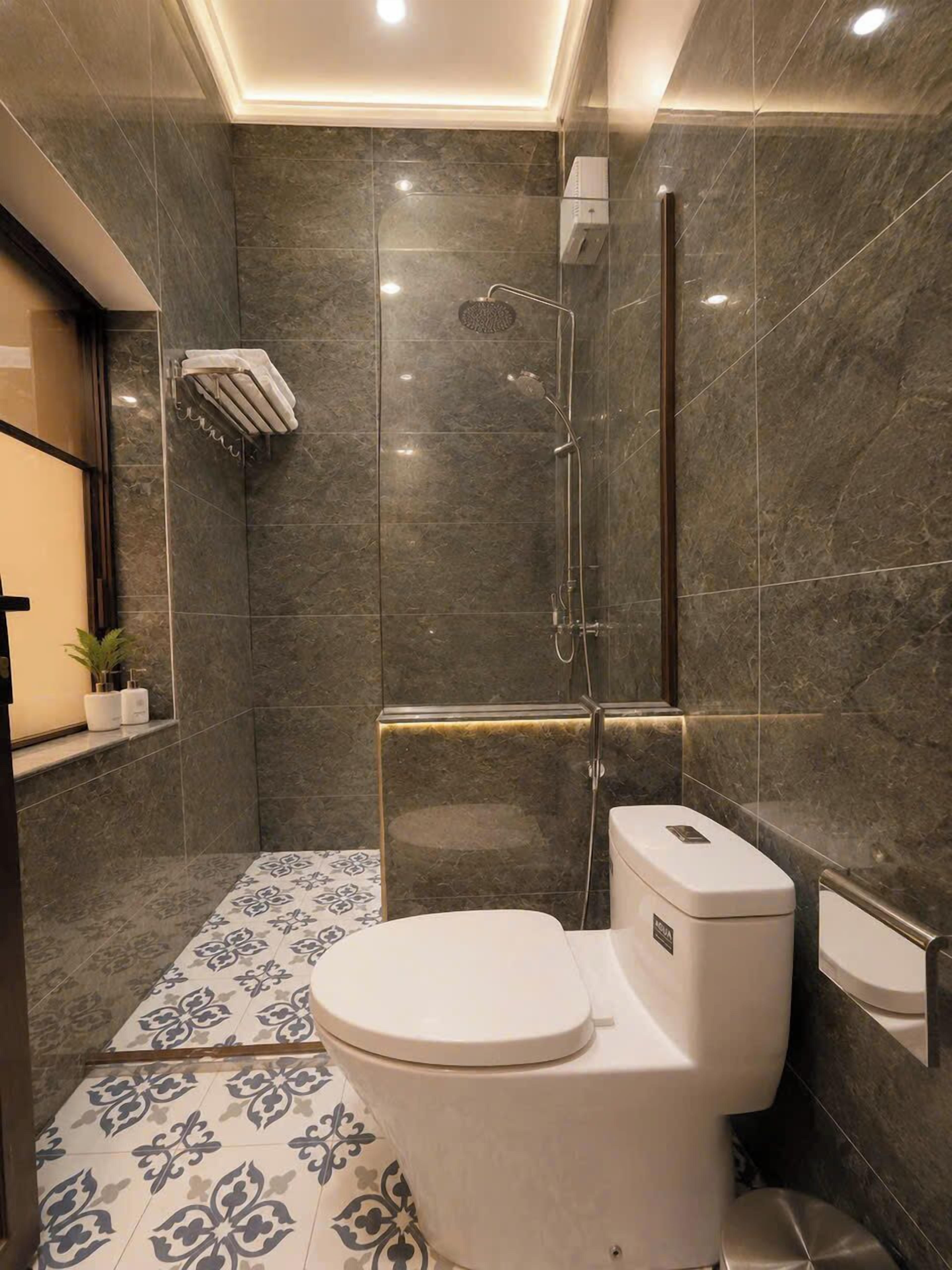 Classic Villa, Balcony, Mountain View | Bathroom | Hair dryer, slippers, bidet, towels