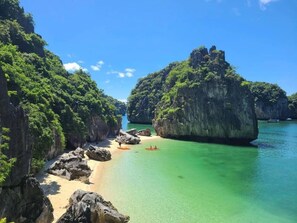 Beach shuttle, sun-loungers, beach massages - Rose Wood Cat Ba Villa (Cat Hai)